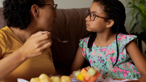 Frau-Und-Mädchen-Essen-Obst